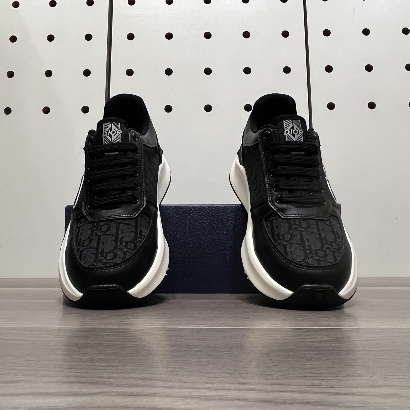 Factory price: 438💰Dior original quality.~ Unique modern style sneakers. 🏃A must-have casual shoe for trendy men😍😍 Imported cowhide fabric, sheepskin foot pads (refuse to discolor and grind feet) soles: Original soles specially provided by the original factory, French lazy style design ⚠️Fit to the feet, original quality, super comfortable original soles. Just like shooting the real thing 🎬The real thing is better, high-quality sneakers, size: 38-44 (45 and 46 can be customized)